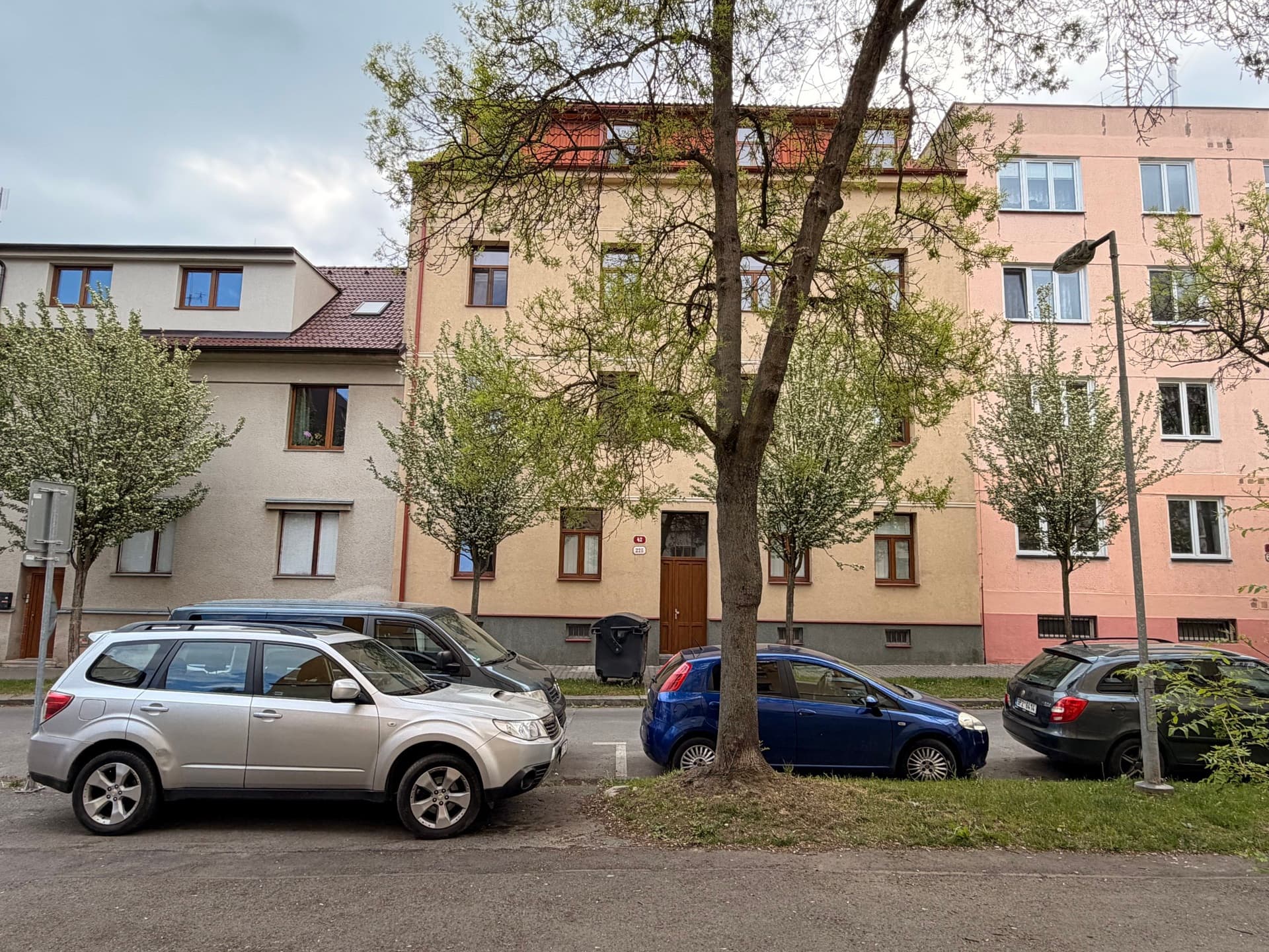Prodej plně obsazeného činžovního domu se zahradou – Plzeň, Slovany (Blatenská ul.) — Plzeň (fotografie 2)