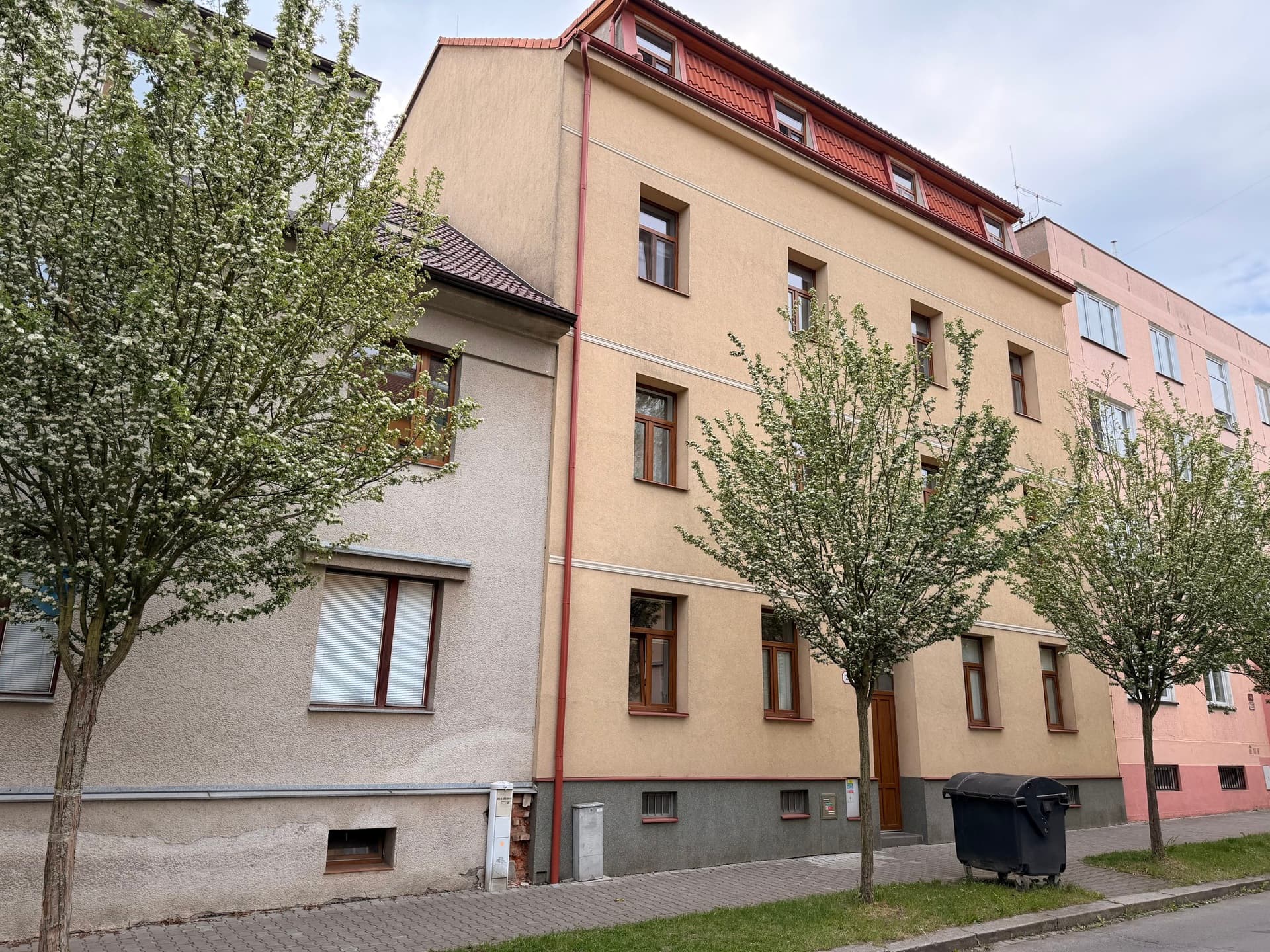 Prodej plně obsazeného činžovního domu se zahradou – Plzeň, Slovany (Blatenská ul.) — Plzeň (fotografie 4)
